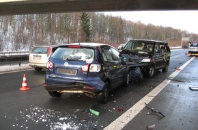 Polizeiinspektion Hildesheim: POL-HI: BAB 39, LK Wolfenbüttel /LK Hildehseim -- Autotransporter bleibt an Brücke hängen -- zwei Fahrzeuge Totalschaden