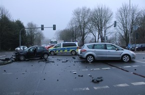Polizei D&uuml;ren: POL-DN: Verkehrsunfall an Kreuzung in J&uuml;lich - Zwei Personen leicht verletzt