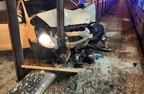 Polizei Bochum: POL-BO: Verkehrsunfall in Innenstadt: Pkw touchiert Streifenwagen und fährt in Haltestellenhäuschen