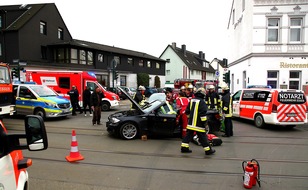 Feuerwehr Essen: FW-E: Verkehrsunfall in Essen-Frintrop, zwei Personen verletzt