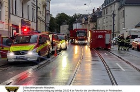 Feuerwehr München: FW-M: Kran stürzt auf Wohnhäuser (Bogenhausen)