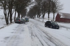 Kreispolizeibehörde Höxter: POL-HX: Sachschäden nach Unfällen auf schneeglatten Straßen
