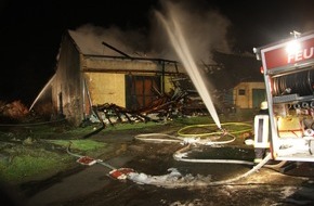 Feuerwehr Essen: FW-E: Großbrand vernichtet ehemalige Stallung eines bäuerlichen Anwesens Fischlaken, Harnscheidts Höfe, 23.03.2009, 00.40 Uhr