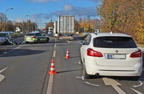 Polizei Mettmann: POL-ME: Streifenwagen an Unfall beteiligt - erheblicher Sachschaden - Langenfeld - 1811079