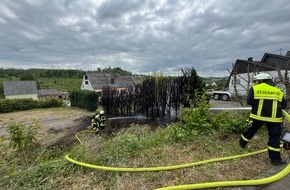 Feuerwehren VG Westerburg: FW VG Westerburg: Tujahecke steht in Flammen - Rauchsäule von weitem sichtbar