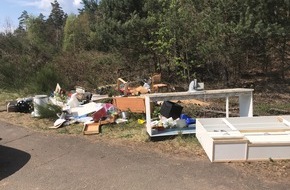 Polizeipräsidium Westpfalz: POL-PPWP: Müll in der Natur abgeladen - Tatverdächtiger betreibt Entrümpelungsservice