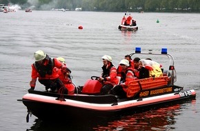 Feuerwehr Essen: FW-E: MS Steele brennt nach Verpuffung im Maschinenraum, Großübung von Feuerwehr und Hilfsorganisationen auf dem Baldeneysee
