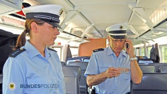 Bundespolizeidirektion München: Bundespolizeidirektion München: Aufgeklebtes Passbild / Reizspray in der S-Bahn