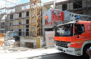 Feuerwehr und Rettungsdienst Bonn: FW-BN: Bauarbeiter in Baugrube gestürzt , Verletzter durch Feuerwehr gerettet!