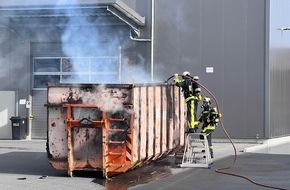 Feuerwehr Bochum: FW-BO: Brand eines Großcontainers in Bochum Gerthe