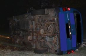 Polizei Minden-Lübbecke: POL-MI: Auf glatter Fahrbahn: Transporter gerät ins Schleudern