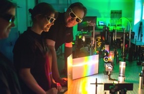 Universität Kassel: DFG verlängert Sonderforschungsbereich zur Chiralität von Molekülen