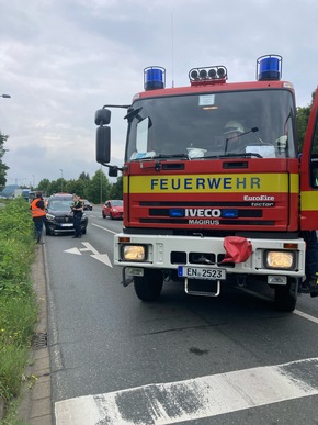 FW-EN: Verkaufscontainer gerät in Brand &amp; Verkehrsunfall - Zwei Paralleleinsätze für die Hattinger Feuerwehr