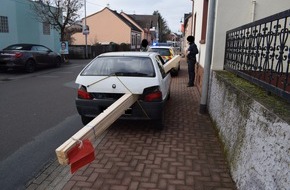 Polizeidirektion Kaiserslautern: POL-PDKL: A62/Hütschenhausen, Außergewöhnlicher Langholztransport - Weiterfahrt untersagt