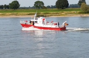 Feuerwehr Krefeld: FW-KR: Krefelder Löschboot auf dem Rhein in Duisburg im Brandeinsatz