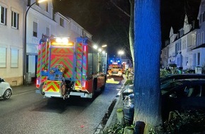 Feuerwehr und Rettungsdienst Bonn: FW-BN: Vermeintlicher Gebäudebrand in Plittersdorf - Eine Person gerettet, mehrere Gasflaschen gesichert