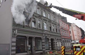Feuerwehr Oberhausen: FW-OB: Brand auf der Hermann-Albertz-Straße: Feuerwehr rettet sieben Verletzte