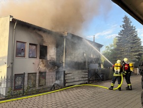 FW &Uuml;berlingen: Brand eines Wohn- und Gesch&auml;ftshauses im &Uuml;berlinger Industriegebiet / massiver L&ouml;schangriff &uuml;ber mehrere Angriffsleitungen