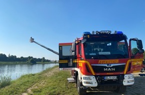 Feuerwehr Dresden: FW Dresden: Person treibt in Elbe