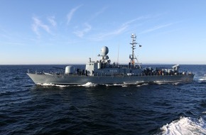 Presse- und Informationszentrum Marine: Flugkörperschnellboot "Frettchen"  auf dem Weg ins Mittelmeer (BILD)