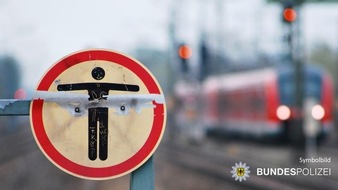 Bundespolizeiinspektion Kassel: BPOL-KS: Unbekannter stoppt Zug auf Bahnübergang