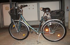 Polizeiinspektion Hameln-Pyrmont/Holzminden: POL-HM: Radfahrer beschädigen geparkte Fahrzeuge und flüchten - zwei Fahrräder sichergestellt (Zeugenaufruf)