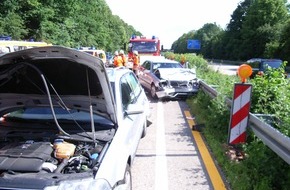 Polizeiinspektion Hildesheim: POL-HI: Verkehrsunfall am Stauende - vier Verletzte