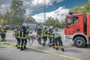 FW-KLE: Realitätsnahe Großübung an der St. Markus Grundschule in Schneppenbaum - Feuerwehr, Rettungsdienst und DLRG trainieren den Ernstfall gemeinsam