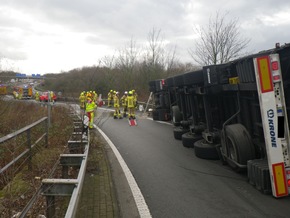 FW Ratingen: schwerer LKW- Unfall in Ratingen - LKW umgekippt - 700l Dieselkraftstoff ausgelaufen - bebildert