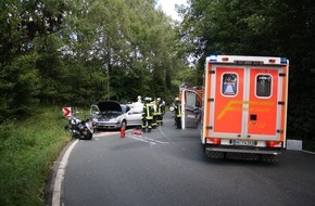 Polizei Hagen: POL-HA: Zwei Verletzte bei Motorradunfall, Sozius springt vor Kollision mit PKW vom Krad