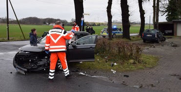 Kreispolizeibehörde Herford: POL-HF: Verkehrsunfall mit Personenschaden - Zwei Verletzte nach Vorfahrtsunfall auf Frieweg