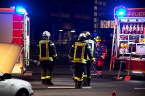 FW LK Neunkirchen: Drei Verletzte bei Unfall - Feuerwehr rettet Schwerverletzte aus Wrack