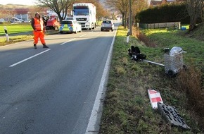 Polizeiinspektion Hameln-Pyrmont/Holzminden: POL-HM: Roter Kleinwagen überfährt Baustellenampel und flüchtet (Zeugenaufruf!)