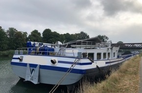 Polizei Duisburg: POL-DU: Dorsten/Duisburg: Kohlefrachter rammt Brücke am Wesel-Datteln-Kanal - 42-jähriger Schiffsführer leicht verletzt