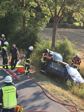 FW Borgentreich: Alarmübung in Lütgeneder. Ein Verkehrsunfall mit 5 Personen wurde nachgestellt.