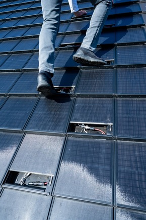 Neuartige Solardachpfannen liefern Strom und Wärme
