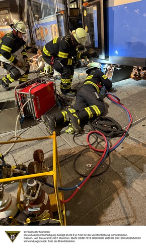 FW-M: Straßenbahn entgleist in Haltestelle (Schwabing)
