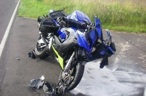 Polizei Düren: POL-DN: Motorrad raste gegen landwirtschaftliches Gespann