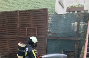 Feuerwehr Bochum: FW-BO: Durch brennendes Laub und Holz in einem ehemaligen Kohlenschacht zog Rauch in den Kellerbereich eines Wohngebäudes in der Straße Siepenhöhe.