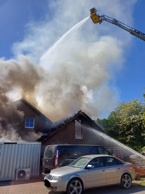 FW Horn-Bad Meinberg: Feuer greift auf Dachstuhl über und zerstört Wohngebäude - über 100 Einsatzkräfte mehrere Stunden im Einsatz