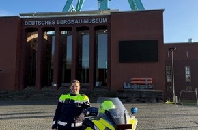 Polizei Bochum: POL-BO: "Wir fahren bei Wind und Wetter": Polizeihauptkommissarin Katharina Rump ist die erste Frau in der Kradgruppe des Polizeipräsidiums Bochum