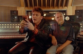 HONOR: HONOR kreiert eigenen Song und vertont das Drama eines leeren Smartphone-Akkus / Deutschen Smartphone-Nutzern ist ein zuverlässiger Geräte-Akku enorm wichtig / HONOR greift dieses Thema kreativ auf