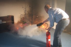 Landesfeuerwehrverband Schleswig-Holstein: FW-LFVSH: Lebensgefahr! -Ein Funke genügt! Trockene Weihnachtsbäume unbedingt entsorgen