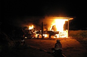 Polizeiinspektion Hameln-Pyrmont/Holzminden: POL-HOL: Hehlen - Schlossstraße: Brand einer Scheunenremise verursacht mindestens 50.000, -- EUR Sachschaden - Feuerwehr mit starken Kräften im Einsatz / Brandursache noch unklar -