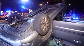 Feuerwehr Dresden: FW Dresden: Verkehrsunfall - Feuerwehr rettet Person aus umgekippten PKW