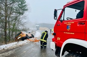 Polizeidirektion Wittlich: POL-PDWIL: PKW kommt auf glatter Stra&szlig;e von der Fahrbahn ab