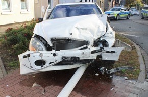 Kreispolizeibehörde Viersen: POL-VIE: Nettetal/Süchteln: Alkoholisierter Autofahrer verursacht Unfall - eine Person schwer verletzt