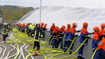 Feuerwehr Essen: FW-E: 50 Jahre - 50 Rohre
Abschlussveranstaltung im Jubiläumsjahr der Essener Jugendfeuerwehren am Wehr des Baldeneysees