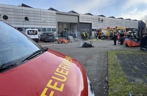 Feuerwehr Offenburg: FW-OG: Industriemaschine gerät in Brand - Arbeiter durch Brandrauch bedroht.