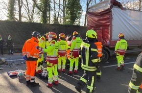 Feuerwehr Oberhausen: FW-OB: Schwerer Verkehrsunfall auf der Bundesautobahn 3